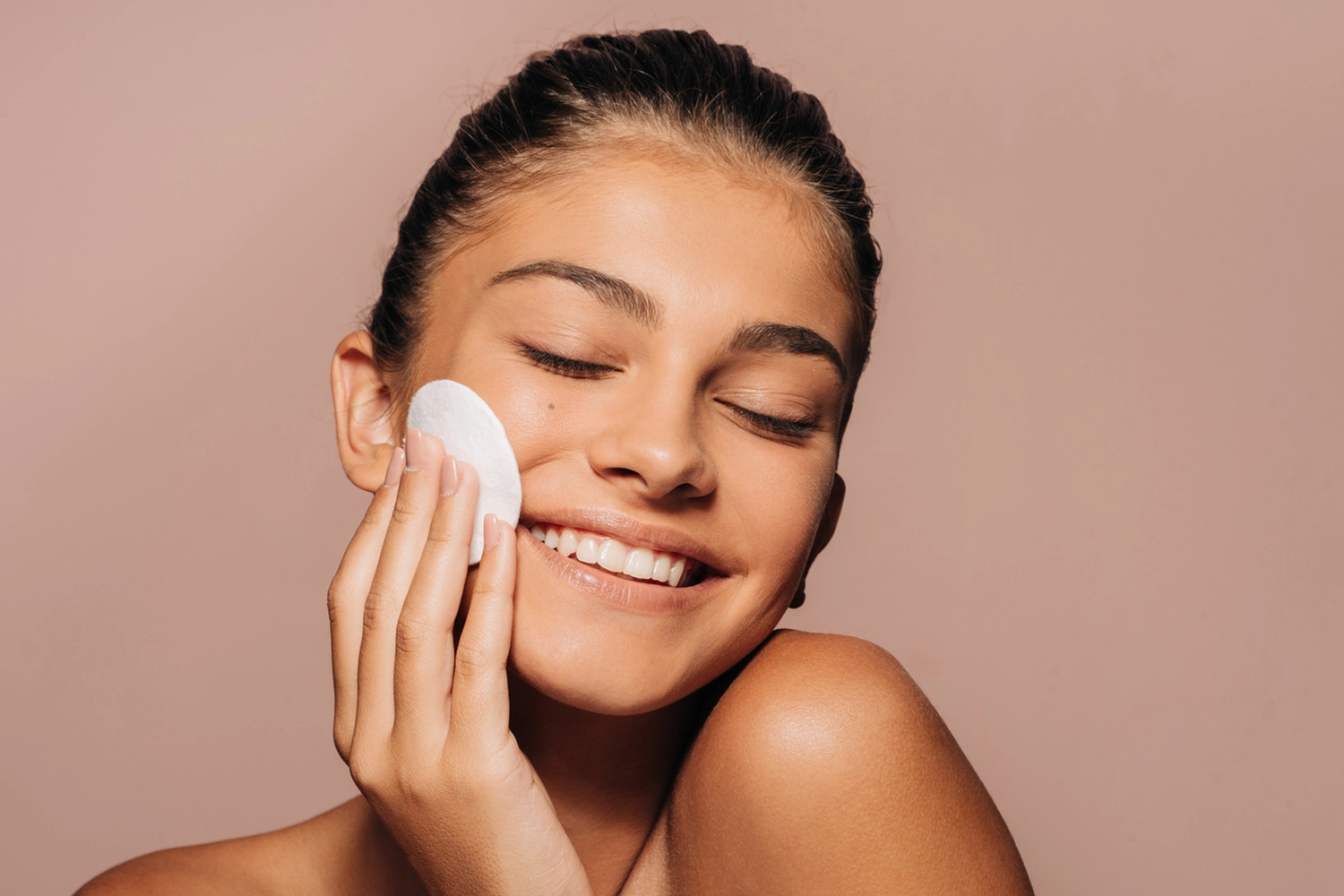 Wellness für Haut & Seele - Naturkosmetik Lounge - Schöne junge Frau mit frischer, sauberer Haut. Modell mit perfekt gesunder Haut, Nahaufnahmeporträt.